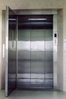 ลิฟท์ประตูสวิง